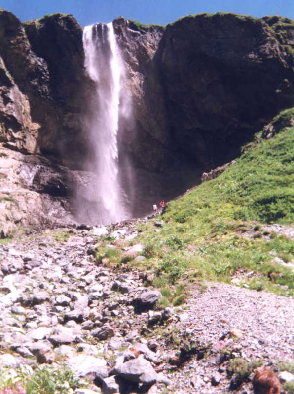 Vodopád v závěru doliny z dálky