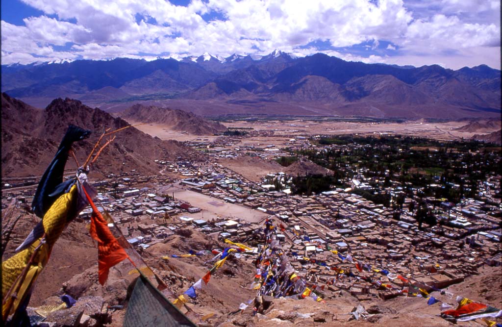 Pohled na Leh z kláštera i se Stok Khangri