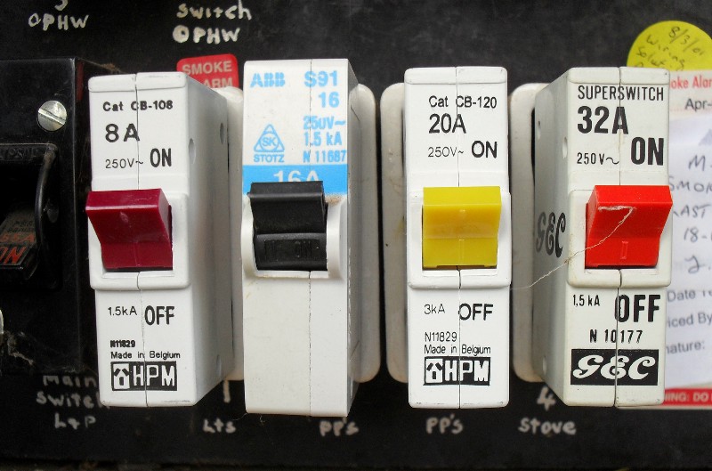 Electric circuit breaker