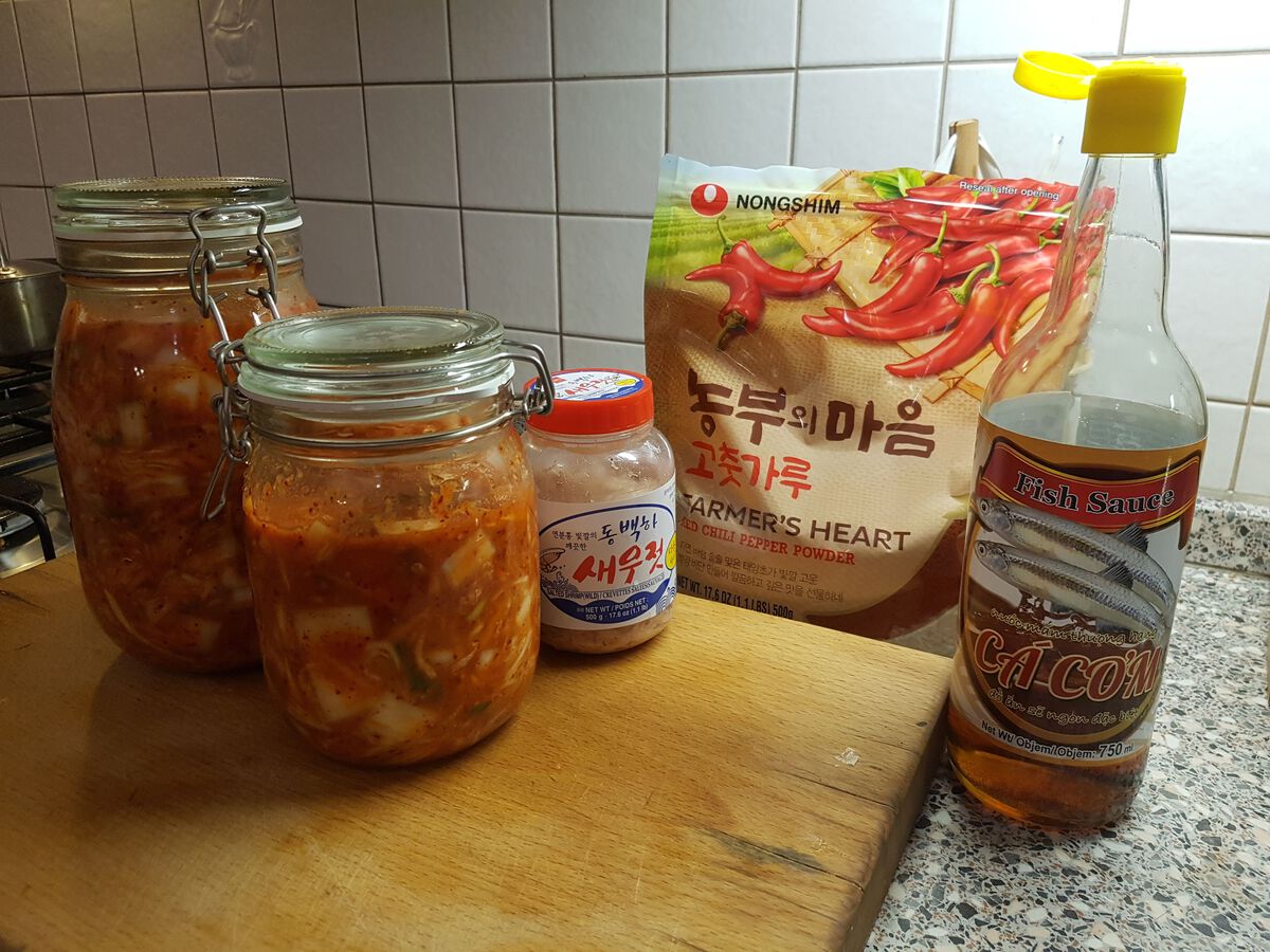 Konečný výrobek spolu s exotickými ingrediencemi (krevetky, chilli vločky a rybí omáčka)